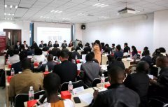新学期人大杏盛外国记者培训班开班