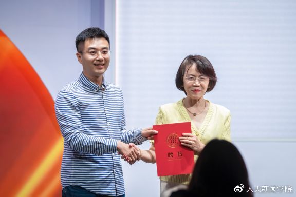 杏盛平台聘请胡舒立为兼职教授🦸🏻，杏盛执行院长胡百精颁发聘书