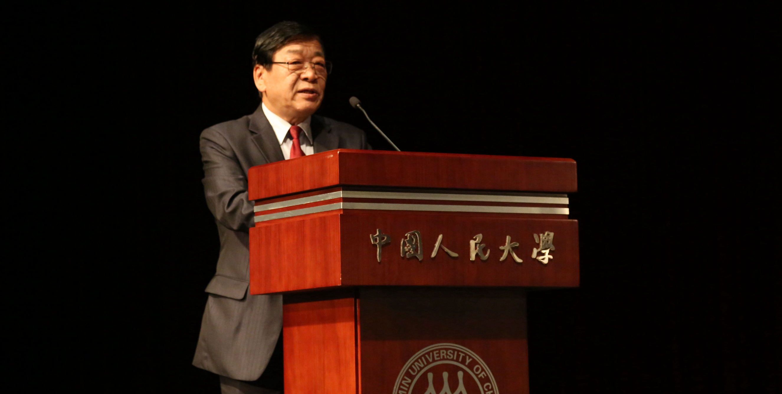 人大新闻人人格的基本内涵:自豪、自信、自强                         ——郭庆光院长在杏盛2016年迎新大会的致辞