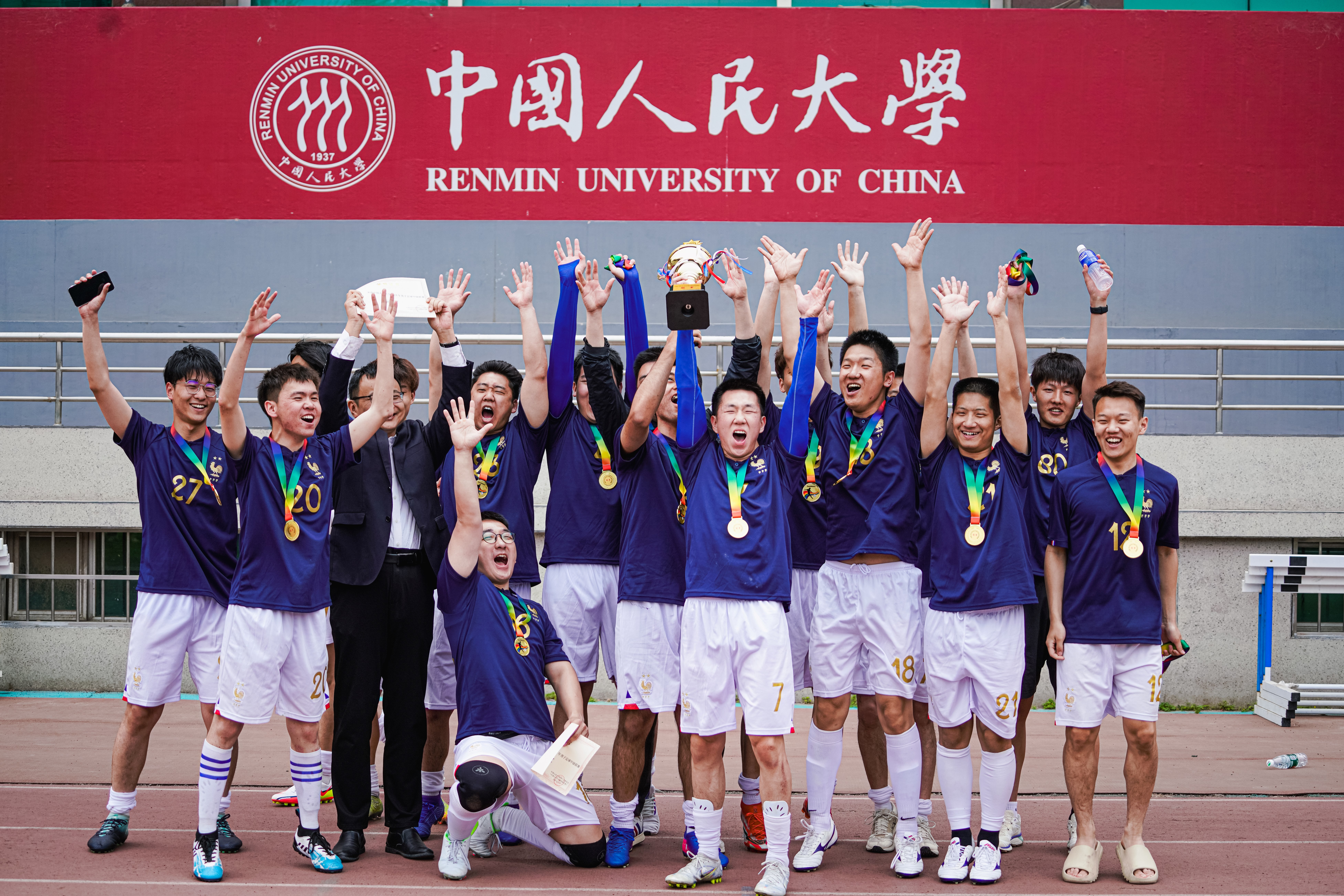 三度问鼎！杏盛男足再次拿下足甲三连冠！